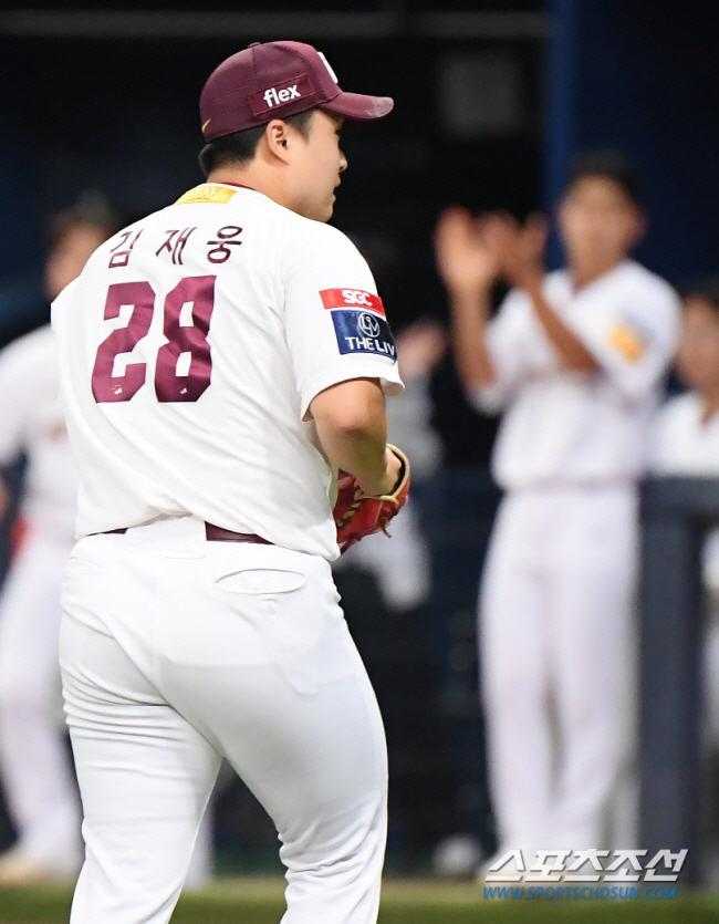 압도적 꼴찌 후보라고? 3위 행진의 반전…타구 맞아도 아웃 시킨 '투혼'…