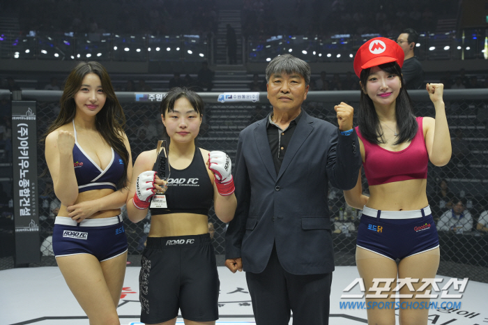 아키우노종합건설 우재문 총괄이사, 승리한 신유진에게 트로피 시상[로드FC…
