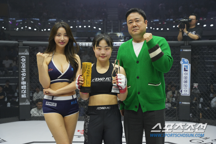 갤러리K 이효진 상무, 승리한 신유진에게 아테나상 시상[로드FC]