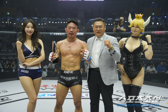 창원해양관광 김태우 이사, 승리한 김진국에게 트로피 시상[로드FC]