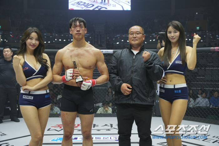 아키우노종합건설 황용진 이사, 승리한 윤태영에게 트로피 시상[로드FC]