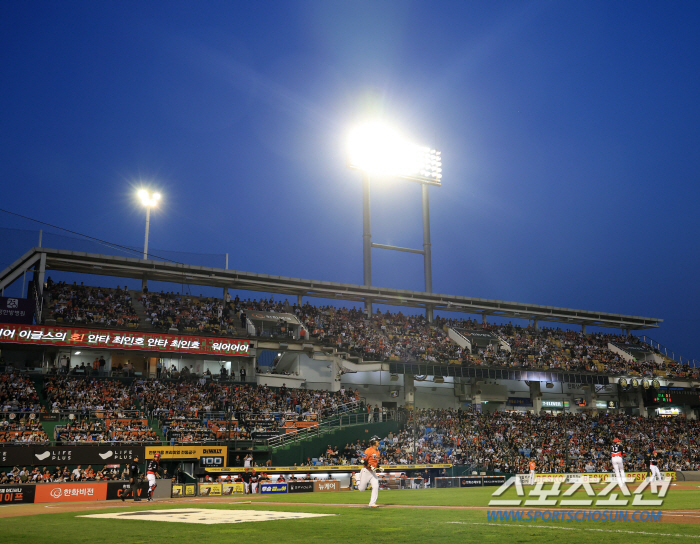 '예매→하늘의 별따기'된 한화 홈경기, KBO 역사까지 바꾸나?[대전 스…
