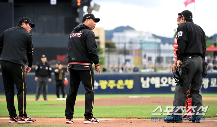 '주자의 재치? 석연치 않은 판정?' 몸 날린 김태군과 라인 벗어난 박민…