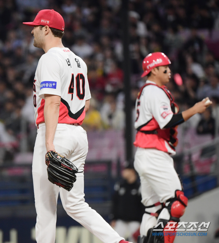 'EEEEE' 실책쇼로 자멸한 KIA, KT 적지서 12-5 승리 '위닝…