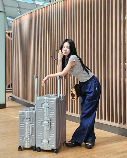 한예슬, ♥10살 연하와 신혼여행 떠났다…'힙 끝판왕' 공항 패션 완성
