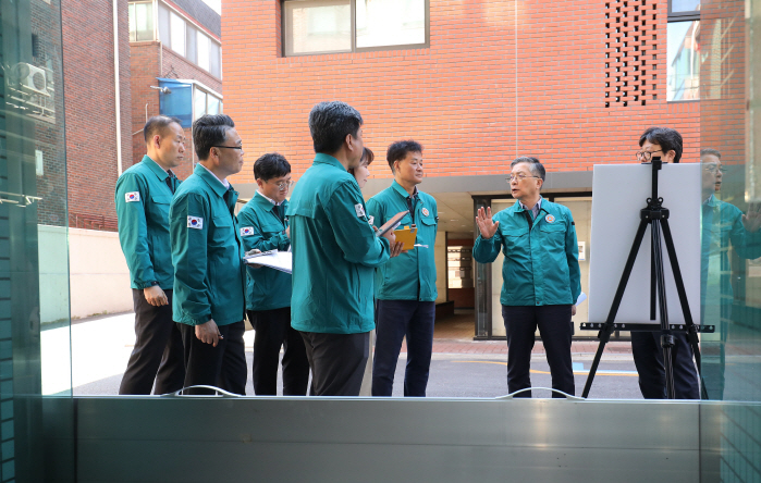 이한준 LH 사장, 기습 강후 대비 반지하 가구 특별점검