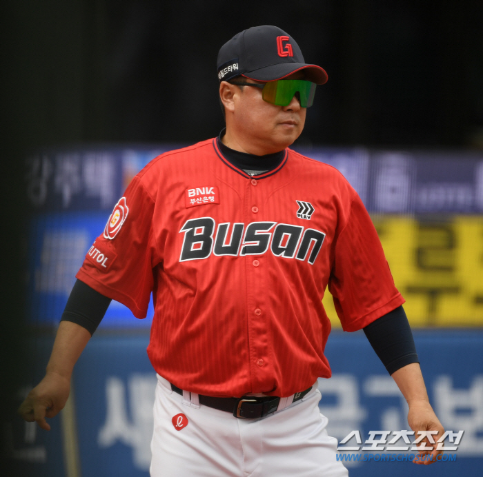 "기죽지 마라. 잘해보자. 고맙다" 부임 첫 스승의날…'꼴찌팀' 사령탑이…