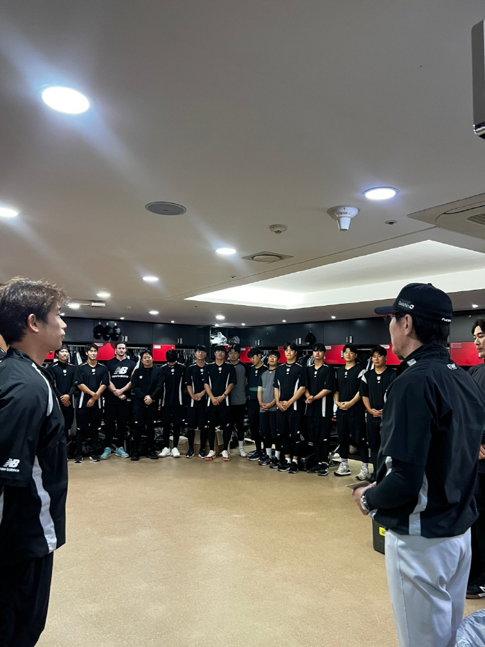 "기죽지 마라. 잘해보자. 고맙다" 부임 첫 스승의날…'꼴찌팀' 사령탑이…