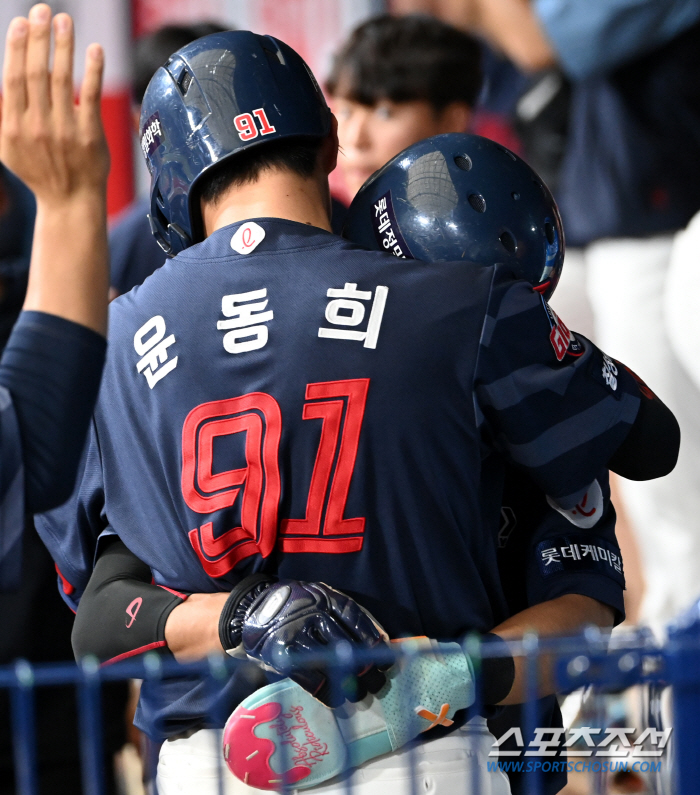 '뜨거운 포옹에 브로맨스 폭발' 황성빈 바람에 응답한 윤동희, 한점이 이…