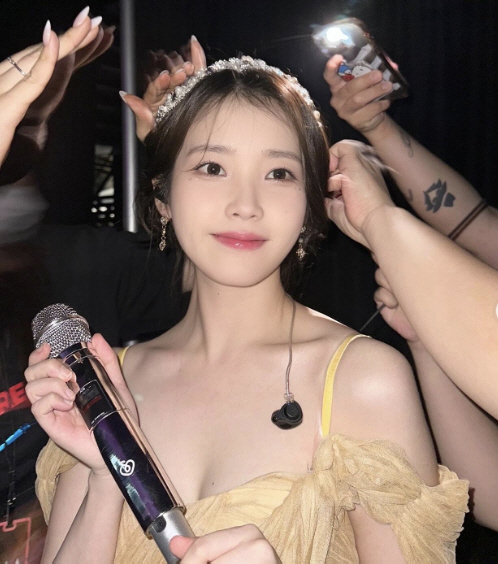 美 콘서트 무대 아래 아이유, 진짜 별처럼 빛나는 '글로벌 ★'