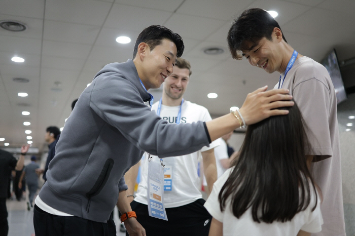 [SCin스타] 기성용, 딸 손 꼭 잡고 '월클' 손흥민 응원 "시온이와…