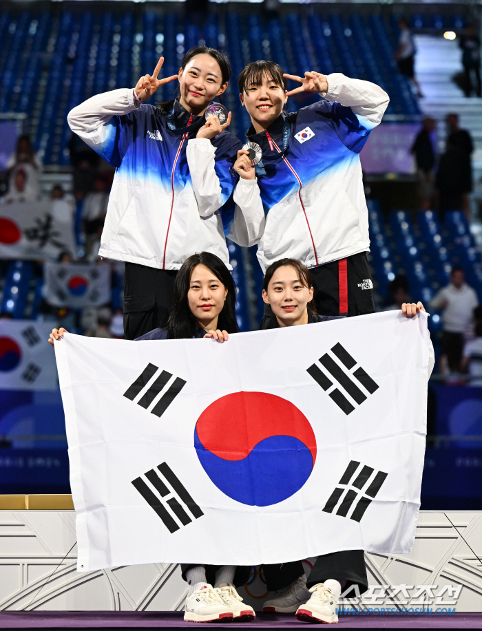 '깜짝 은메달' 새 역사 쓴 여자 사브르 "돌아이 되라는 박상원 말처럼 …
