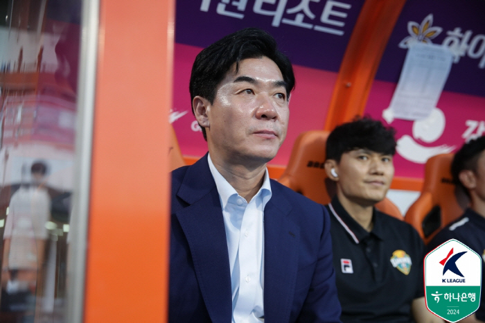 [현장인터뷰] 1위인데 '우승' 논하지 않는 강원...윤정환 감독은 자만…