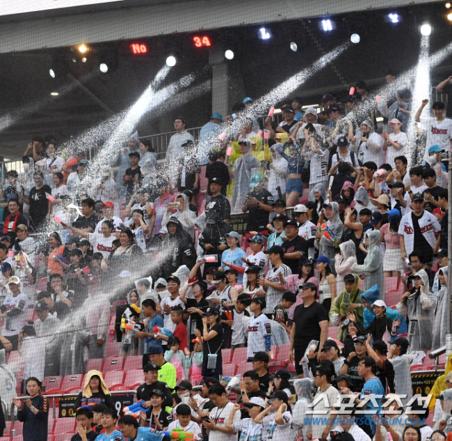 '수원 명물' 된 워터페스티벌…팬 웃게 하니 발길이 이어졌다! '최다 관…