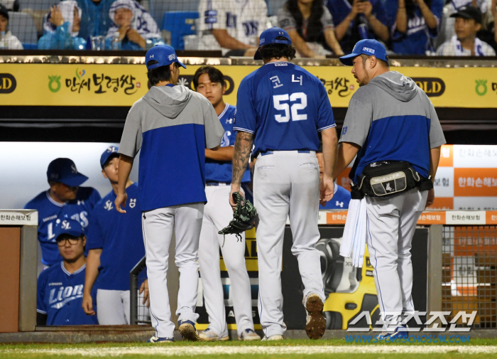 노히트 중이었는데…코너, 견갑골 통증으로 4회 1사에 긴급 강판 "보호 …
