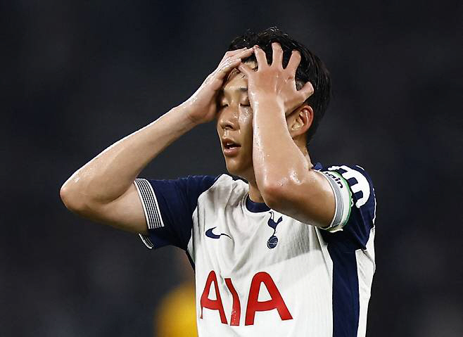 "SON은 역대 최악의 주장"+"완장 뺏어라!" 손흥민, 방출설에 이어 …