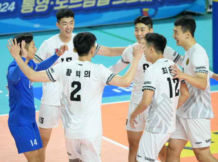 '충격 이변' 외인 없는 불사조 상무, 스타군단 한국전력 격침...프로의…