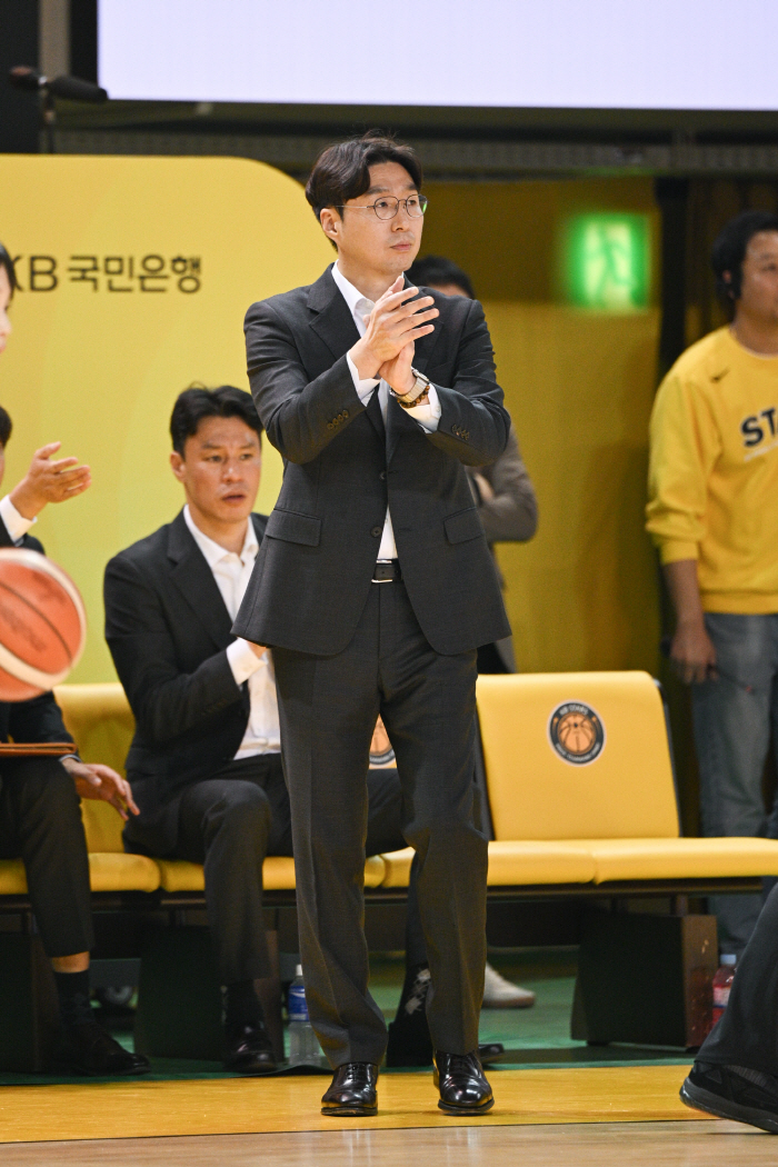 [현장인터뷰] KB 김완수 감독 "나가타, 두자릿수 득점하면 좋은 경기할 것"