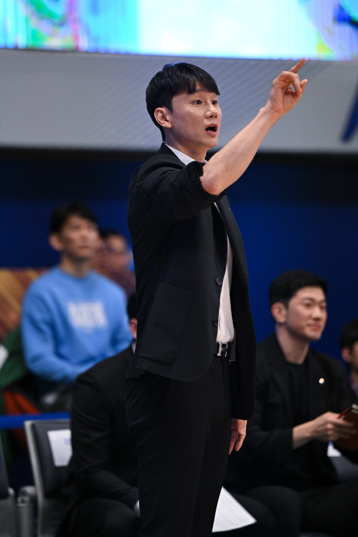 [WKBL 현장코멘트] 시즌 첫 승 감격 신한은행 이시준 감독대행, "감독님이 좋아하시는 모습 보니 울컥했다."