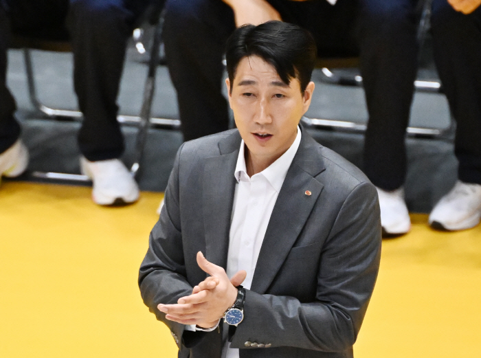 '버티기' 돌입한 권영민 감독, 정장 바꿔입었다…'엘리안 대체' 외인 언…
