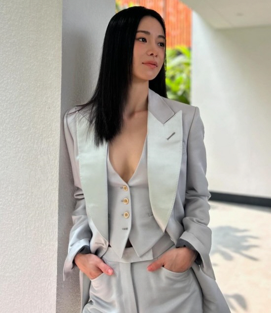 임지연 노브라에 조끼만..♥이도현 군대서 '발 동동할' 파격 패션