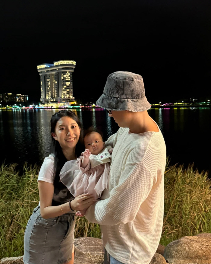 '이지훈♥' 아야네, '인형 미모' 딸과 함께하는 첫 생일 "부족함이 없…