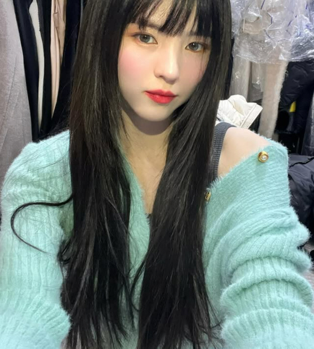 [SCin스타] 한소희, 언제까지 예뻐질 거야…앞머리 내리고 또 레전드 …