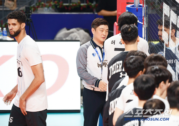 '뒤끝 작렬' 레오, 경기 이기고도 악수 거부...알리와의 레드카드 신경전 끝나지 않았다 [장충 현장]