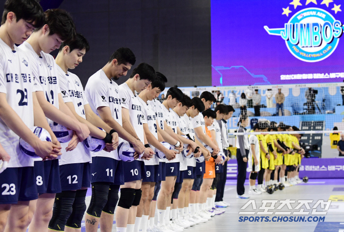 '무안공항 제주항공기 비극적 참사' 프로배구, 경기 전 희생자 애도 묵념…광주는 육성 응원 않기로