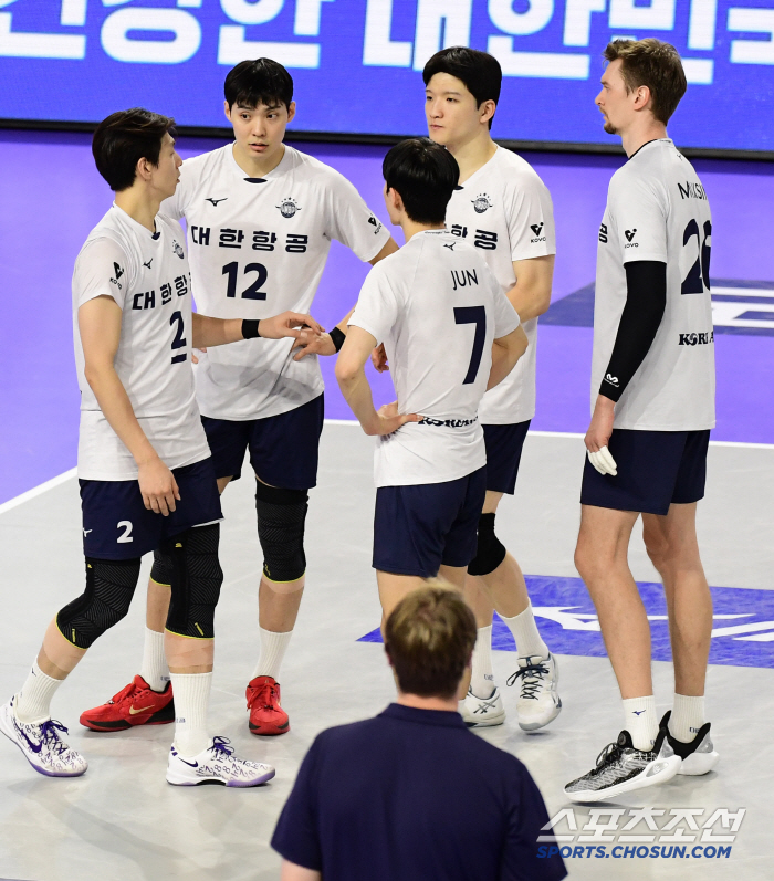 '2:0→2:3' 충격의 리버스 스윕패…국내 득점 2위 공격수 결장 이유 있었다