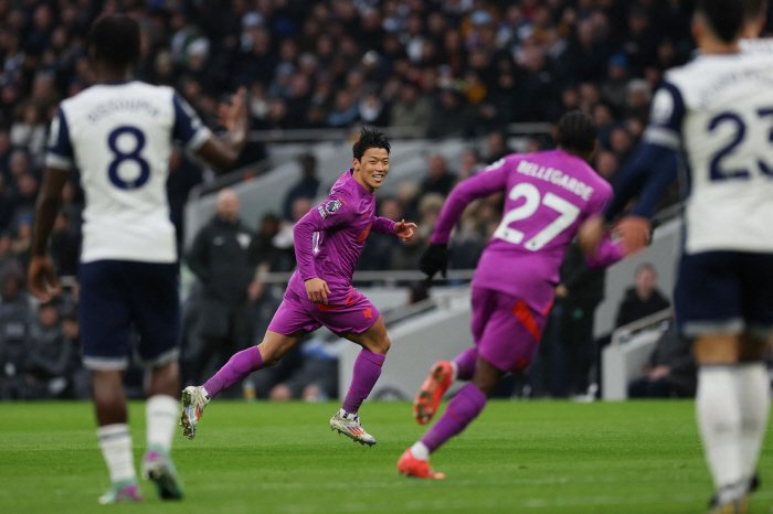 손흥민 충격의 PK 실축+"EPL 떠날 때 됐나" 혹평→황희찬은 환상 감…
