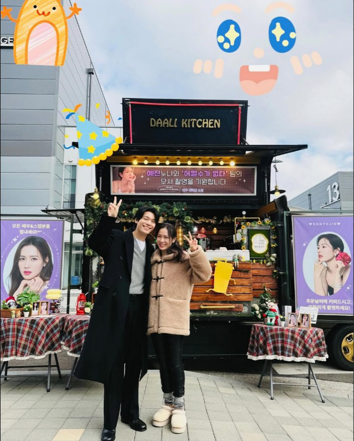 손예진, '한솥밥 먹는' 연하男과 다정한 케미…♥현빈 없이도 "힘이 솟아"