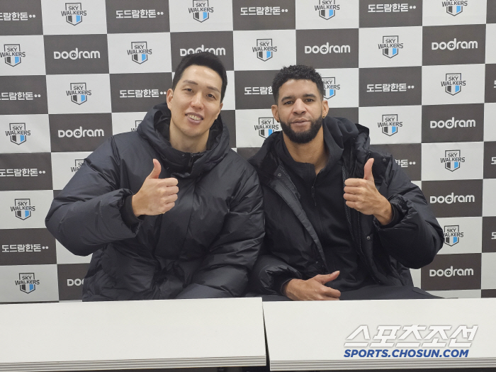 "18연승 멤버 2명 남았다" 14년차 '원클럽맨'이 돌아본 배구명가 재건…평생 숙적과 함께라 더욱 특별해 [인터뷰]