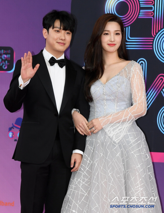 "애들 위하는척 연기했나"…최민환 이혼사유 반격→율희 비난 댓글 폭발 […