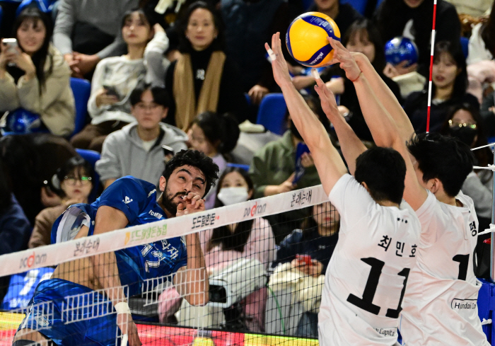 '선두 독주 미쳤다!' 현대캐피탈 파죽의 12연승, 삼성화재 셧아웃 완파…