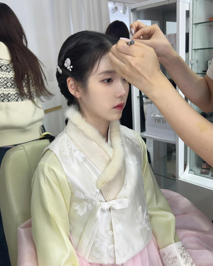 아이유, '단아' 한복→'청순' 드레스까지 다 소화한 '국민 여동생'