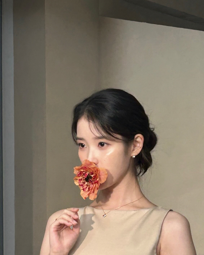 아이유, '단아' 한복→'청순' 드레스까지 다 소화한 '국민 여동생'