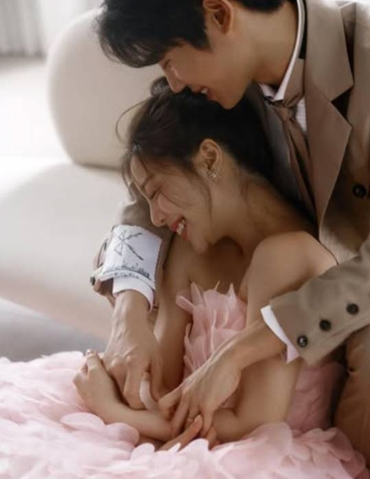 [SC이슈] '혼전 동거 고백' 에일리♥최시훈, 눈부신 웨딩 화보…달달 …
