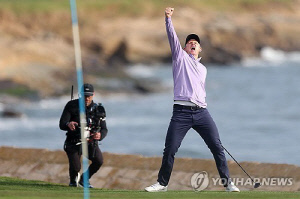 '우드 칩샷 이글에 나무 그루터기에서 버디' PGA 진기명기