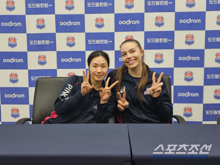 '김연경→1m97 거인까지' 핑크빛 질주 이끄는 '코코'의 매력, 비결은…