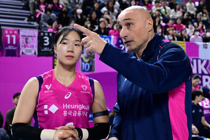 '김연경→1m97 거인까지' 핑크빛 질주 이끄는 '코코'의 매력, 비결은…
