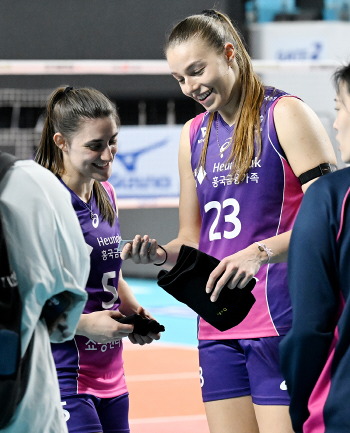 '김연경→1m97 거인까지' 핑크빛 질주 이끄는 '코코'의 매력, 비결은…