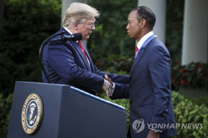 타이거 우즈, 아들과 함께 트럼프 대통령과 골프 라운드