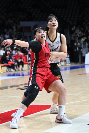 '모에, 연장 가는 3점슛' KB스타즈 4위 PO 희망, 연장 접전 끝 '대어' BNK 66-63 제압