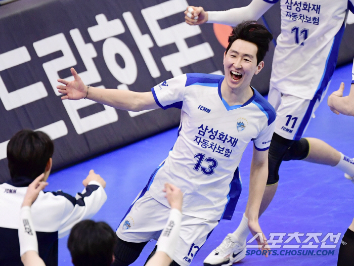 '블로킹 1위 맞네' 신영석 앞에서 벽을 보여준 김준우, 승리를 부르는 짜릿한 블로킹[수원현장]