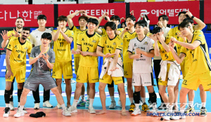 '멀쩡한 나경복 휴식→황경민 13점 폭발→8연승→2위와 1점차' 부임 후 11승1패 아폰소 감독 