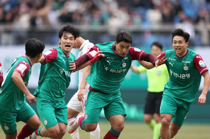 "이것 실화냐" 6경기 단 5골→경기당 0.83골, 추위→잔디 '탓탓탓'…