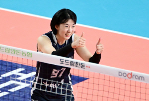 19세 신인 세터가 만든 승리→후반기 6연승 질주! 도로공사, 풀세트 혈투 끝에 GS칼텍스 잡았다 [김천리뷰]