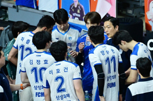 '파즐리 33점' 삼성화재, OK저축은행 꺾고 승점 40 돌파