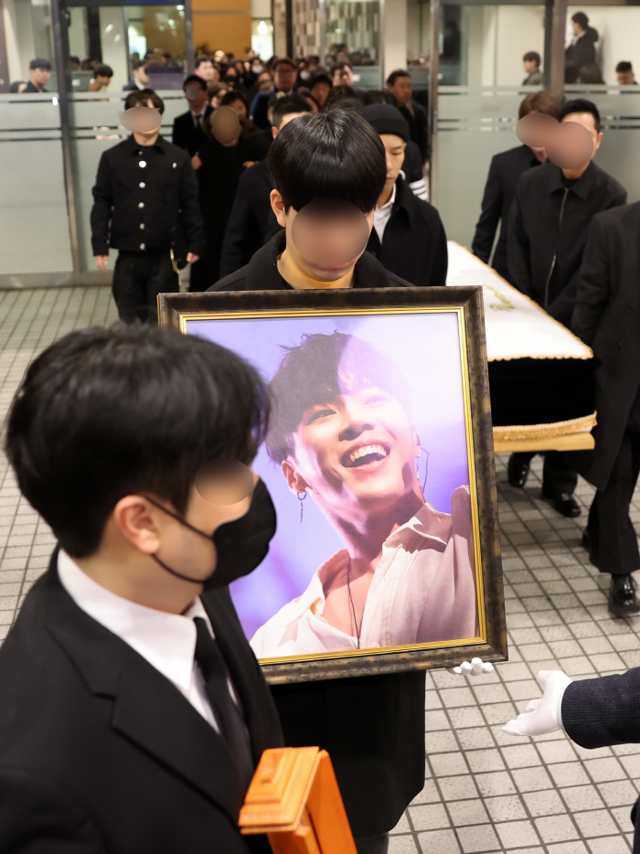 "음악은 영원히"…故 휘성 오늘(16일) 발인, 하늘도 울었다[종합]